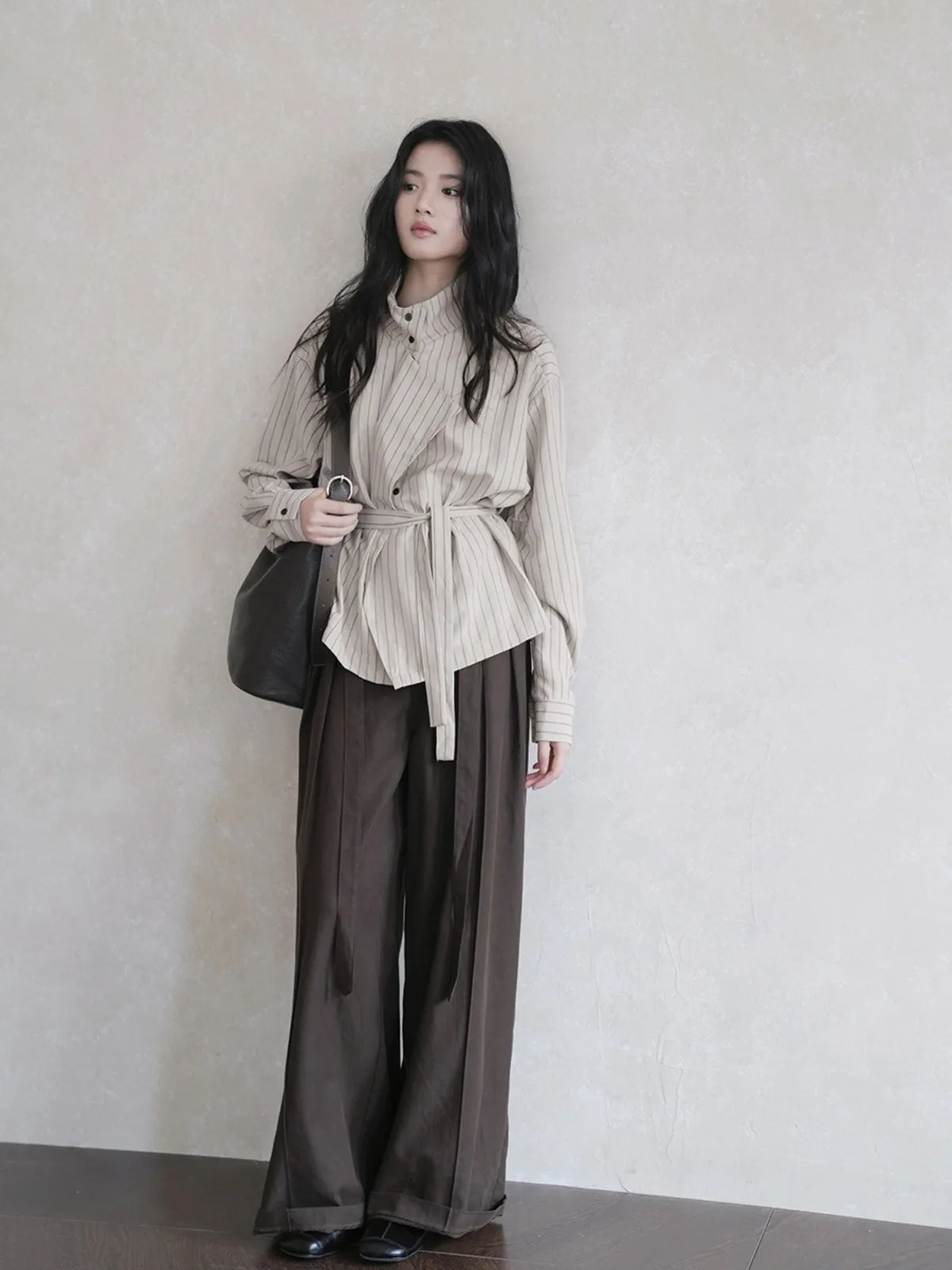 Camisas de manga larga para mujer, blusas abotonadas de satén con cuello vuelto, mangas acampanadas, corte ajustado, estilo francés femenino, apariencia de primavera