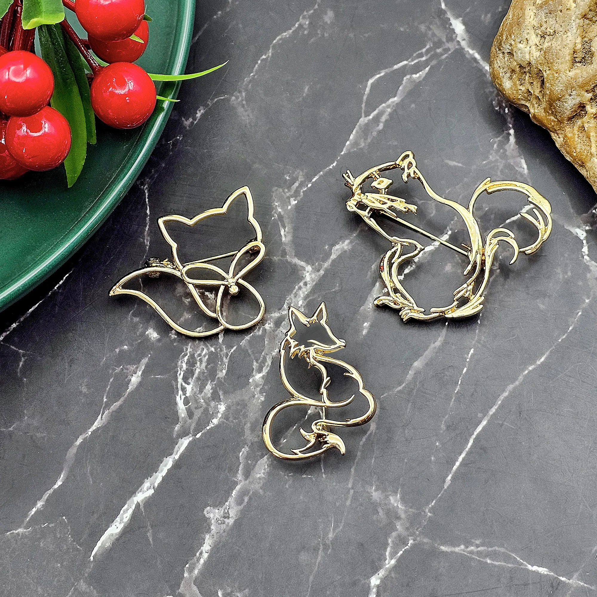 Simple Fox Brooches for Women Unisex Squirrel Animal Pins Office Party Casual Friend New Gifts Jewelry Accessories Decoration