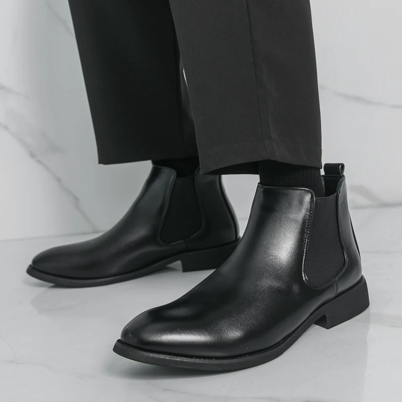 

Chelsea Boot Man's new autumn collection features pointed-toe casual boots and British business high-top leather shoes