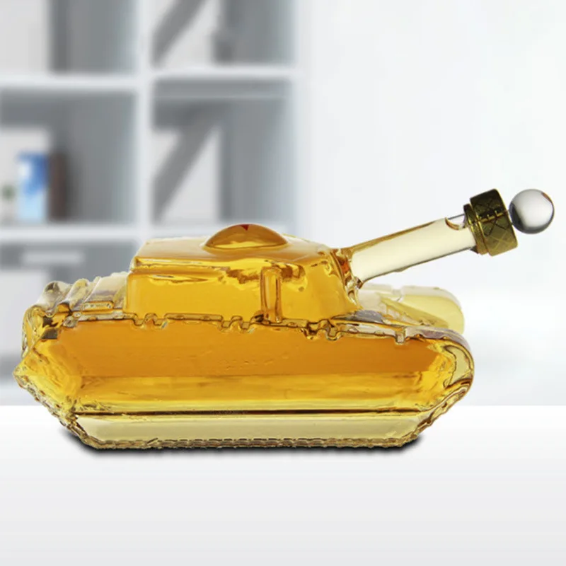 

Бутылка для виски премиум-класса в форме резервуара — стильное, прочное мастерство, идеально подходит для любителей милитари, коллекционеров и уникального подарка