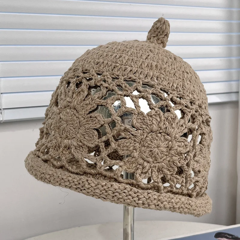 Neue handgemachte Häkelmütze mit hohlen Blumenmustern für Damen, atmungsaktive und vielseitige künstlerische Beanie-Mütze für den Herbst. – Detail 6