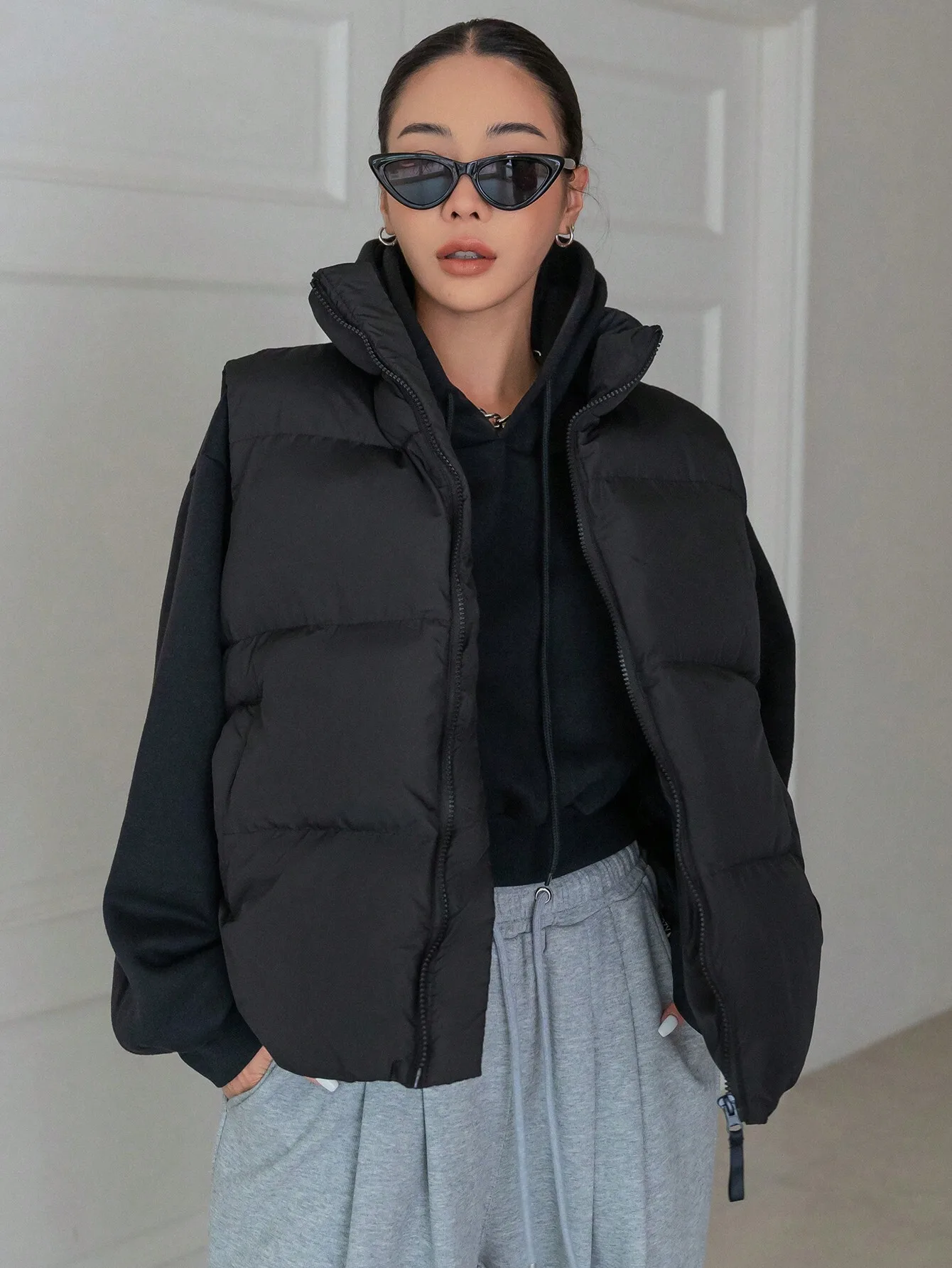

Women's Black Zippered Puffer Vest with Hood, Winter Warm Sleeveless Jacket for Casual Streetwear