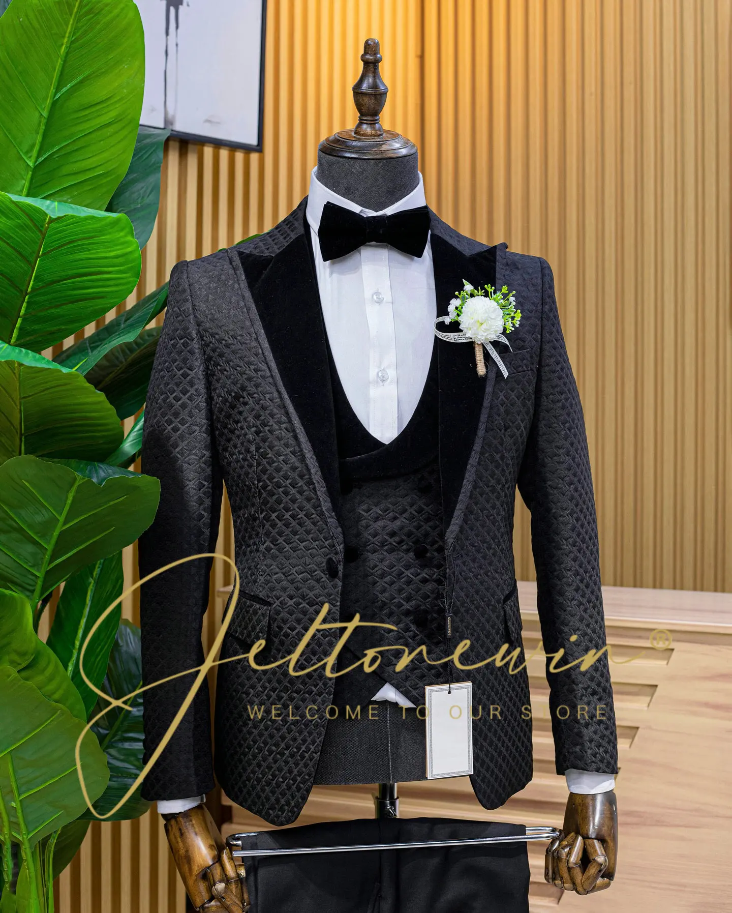 

Мужской комплект-смокинг с жилетом. Элегантный современный стиль. Официальный наряд для жениха или вечера для особых случаев и банкетов.