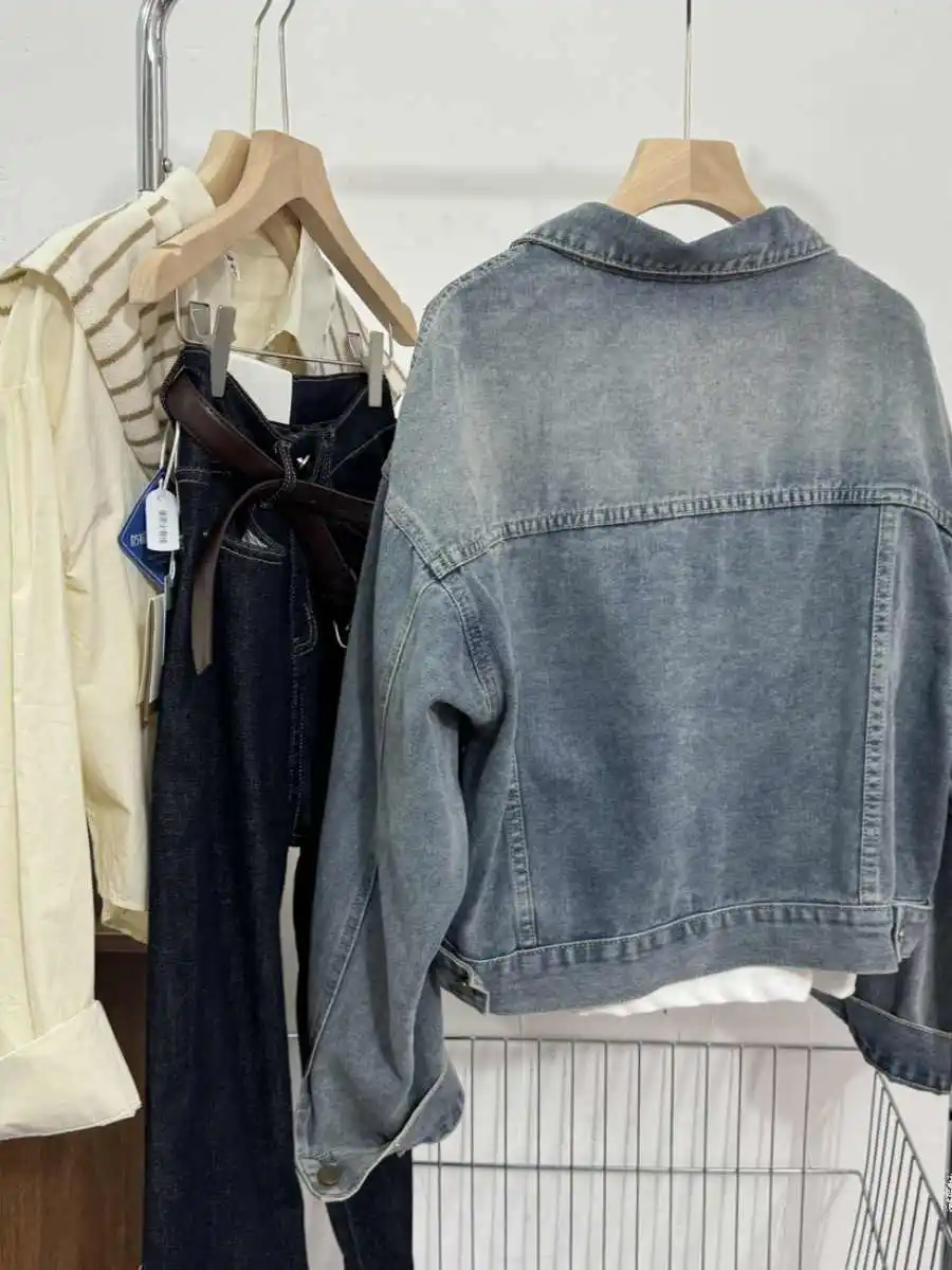 سترة كلاسيكية من قماش الدنيم الأزرق القصير للنساء لربيع الخريف وياقة مقلوبة معطف جينز غير رسمي ملابس خارجية نسائية متعددة الاستخدامات