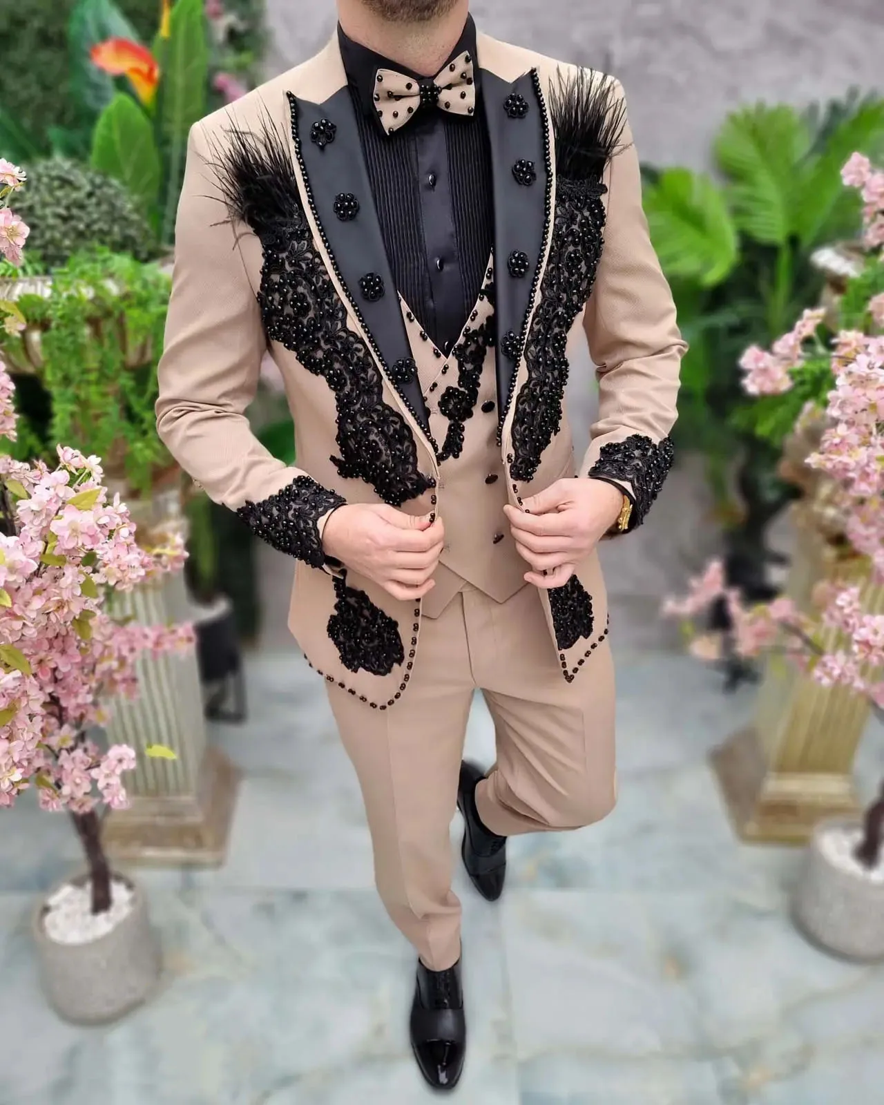 Designer Appliques Men Wedding Suits For Wedding Peaked Lapel Tuxedo Groom Wear 2 Pcs Jacket Pants Evening Party Customized