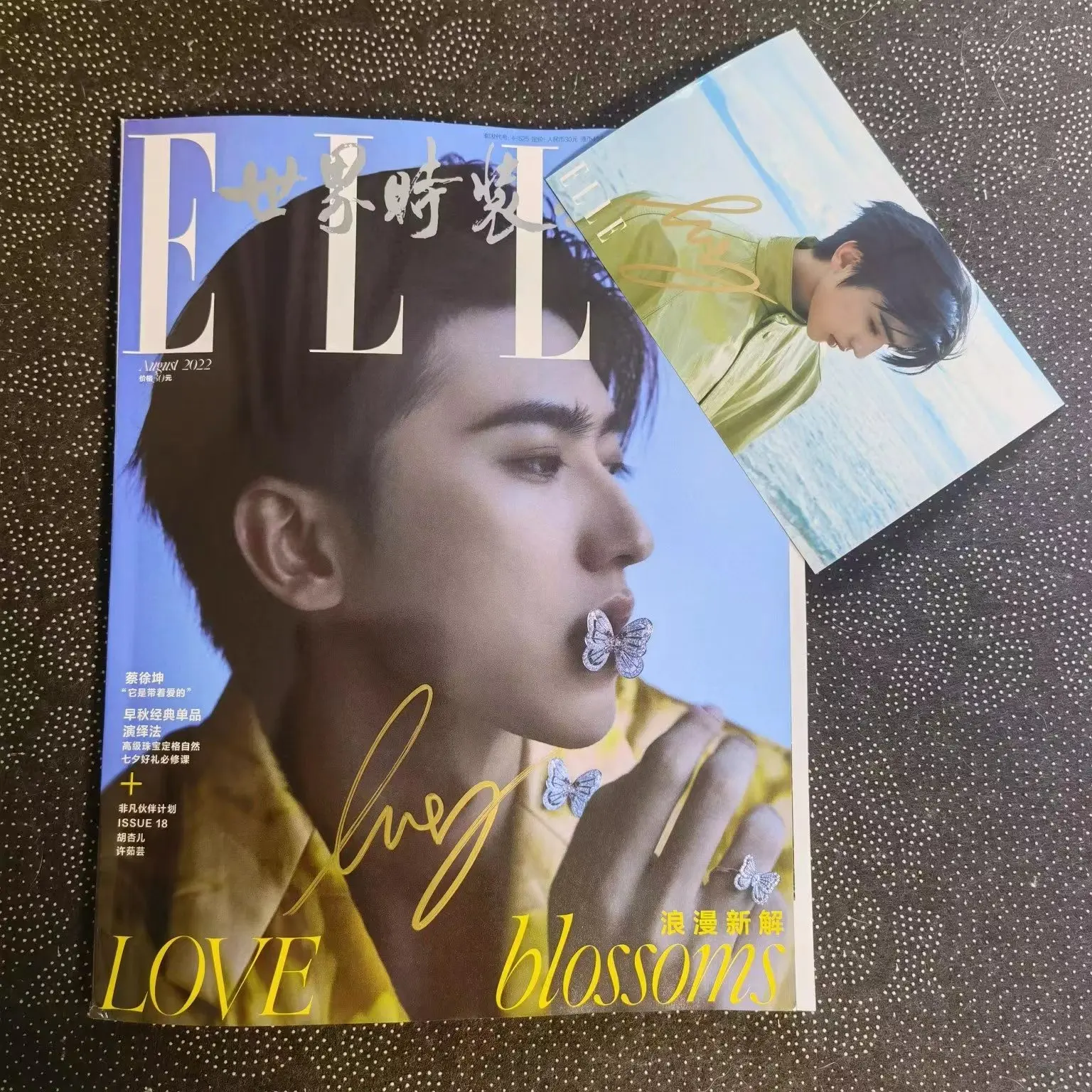 

Cai Xukun autographed ELLE World Fashion Garden magazine+send signature photos