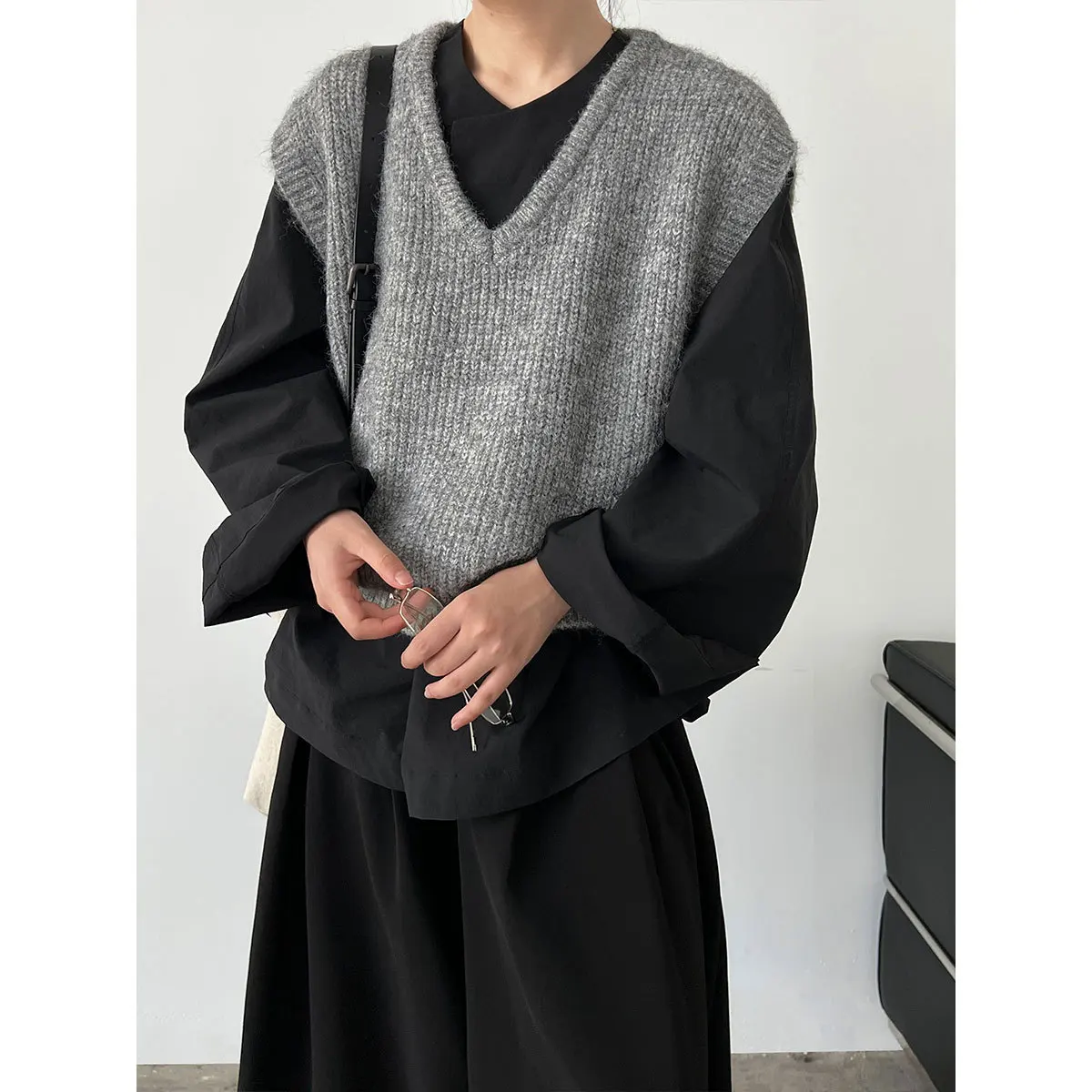 

Soft Wool V-Neck Knitted For Women 2025 Autumn New Korean Style Simple Layered Vest
