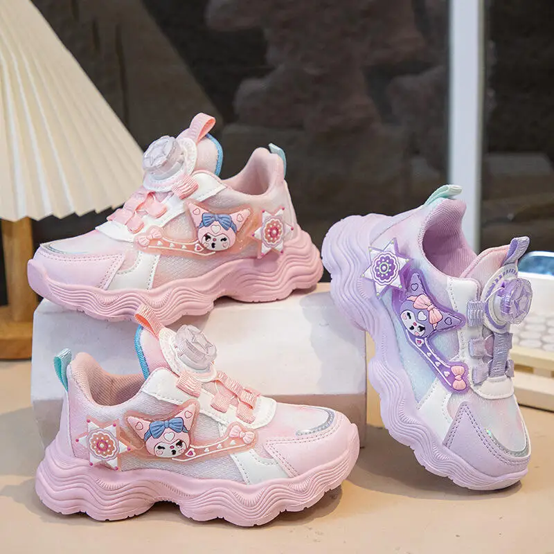 

Милая детская обувь, кроссовки Kuromi с героями мультфильмов, повседневная обувь, красивая новая коллекция 2025, милый праздничный подарок с вращающейся кнопкой