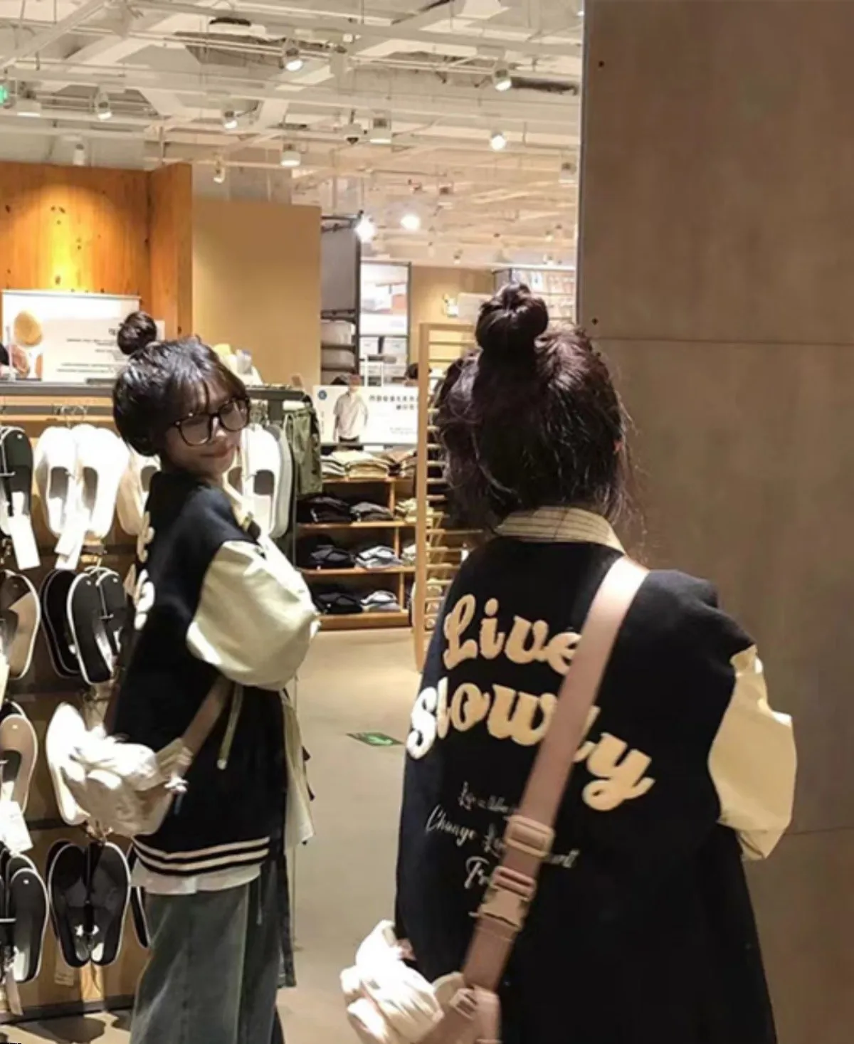 

Женская зимняя утепленная куртка-пончо желтого цвета с декоративными элементами, воротником-стойкой и манжетами, для активного отдыха