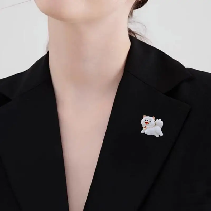Exquisite Pomeranian Enamel Brooch Gold Plated Edge Pearl Accent Cute Dog Design Pin for Ladies Jacket Decoration