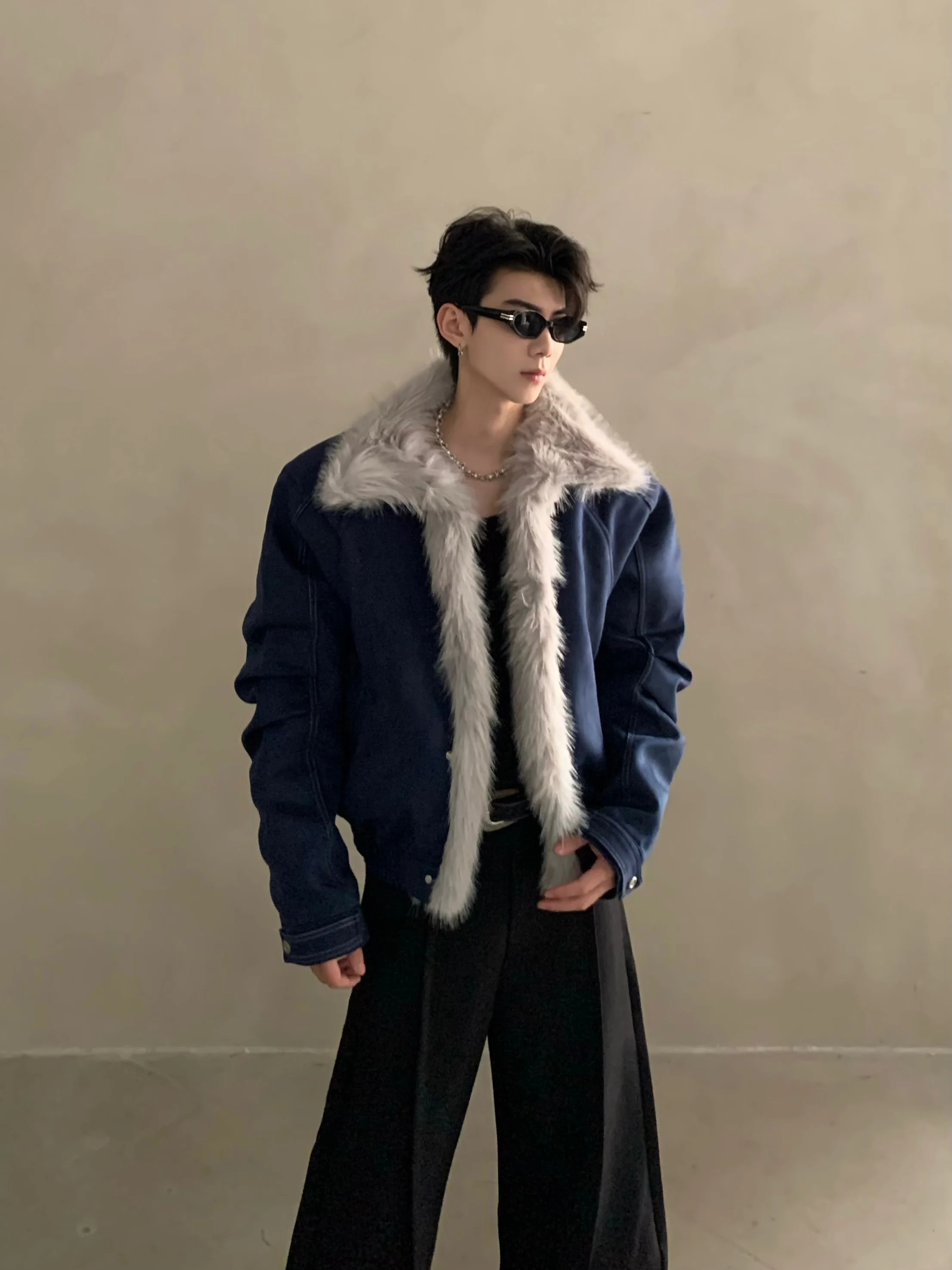 سترات شتوية جديدة أنيقة للرجال لعام 2025 بياقة من الفرو الصناعي سترات رجالية بياقة واقفة معاطف دافئة سميكة وأكمام طويلة سترات وسيم #4