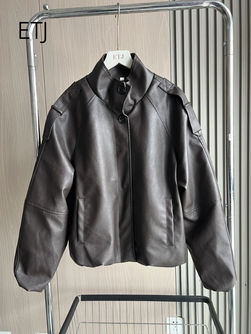 

Женская весенняя новинка 2026: Модная свободная куртка с длинными рукавами, декорированными нашивками на плечах, и воротником из искусственной кожи.