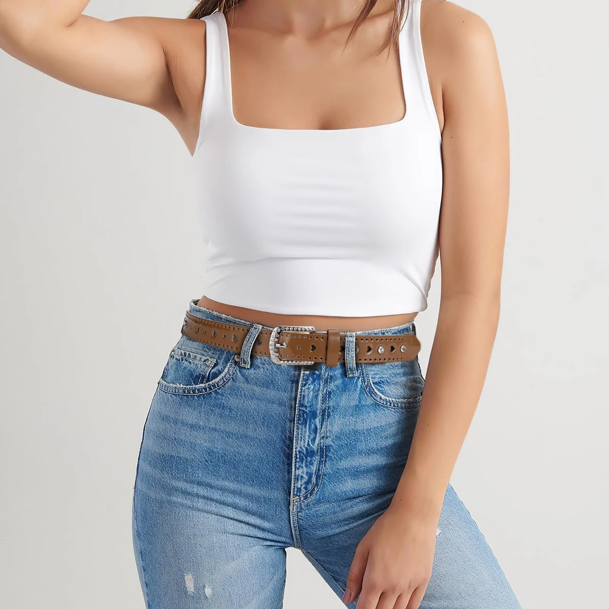 La cintura in vita da donna in dopamina viene in più colori tra cui scegliere e può essere abbinata a jeans o gonne