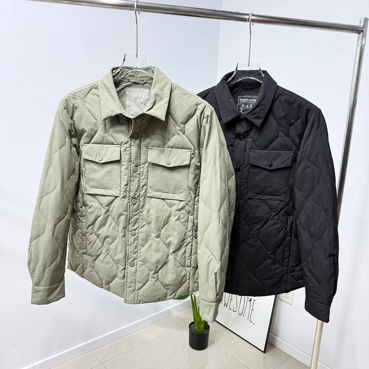 

Теплая легкая мужская зимняя куртка с наполнителем из 90% пуха, воротником-стойкой и длинными рукавами из полиэстера