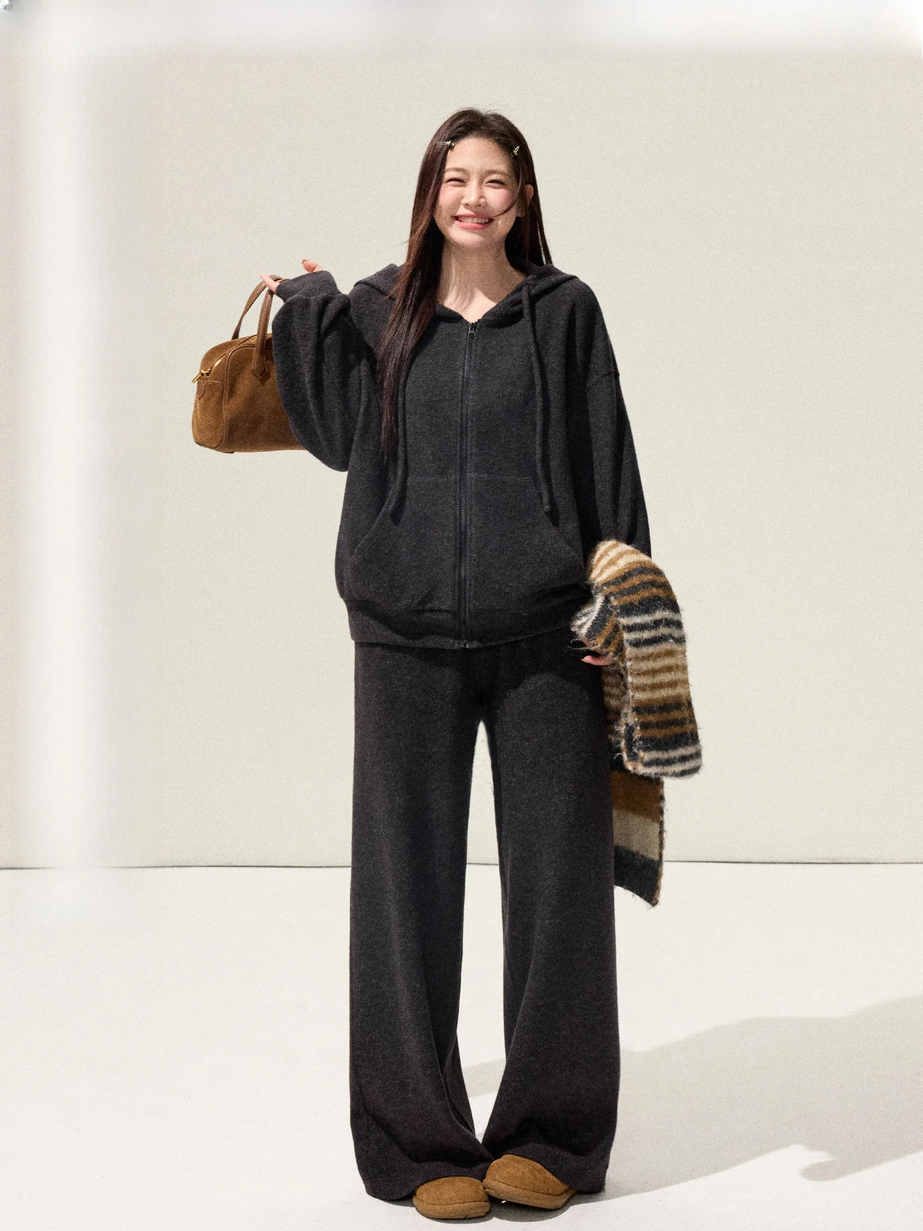 

Комплект Jiulu Studio: мягкая зимняя толстовка оверсайз и свободные спортивные брюки большого размера с высокой талией, комфортная посадка