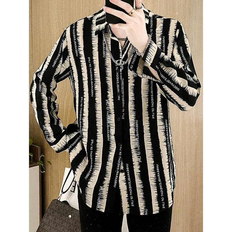 2024 New Spring and Summer Pi Shuai Casual Loose Fashion Trend Thin Flip Collar Letter Printed Stripe Long Sleeved Shirt for Men