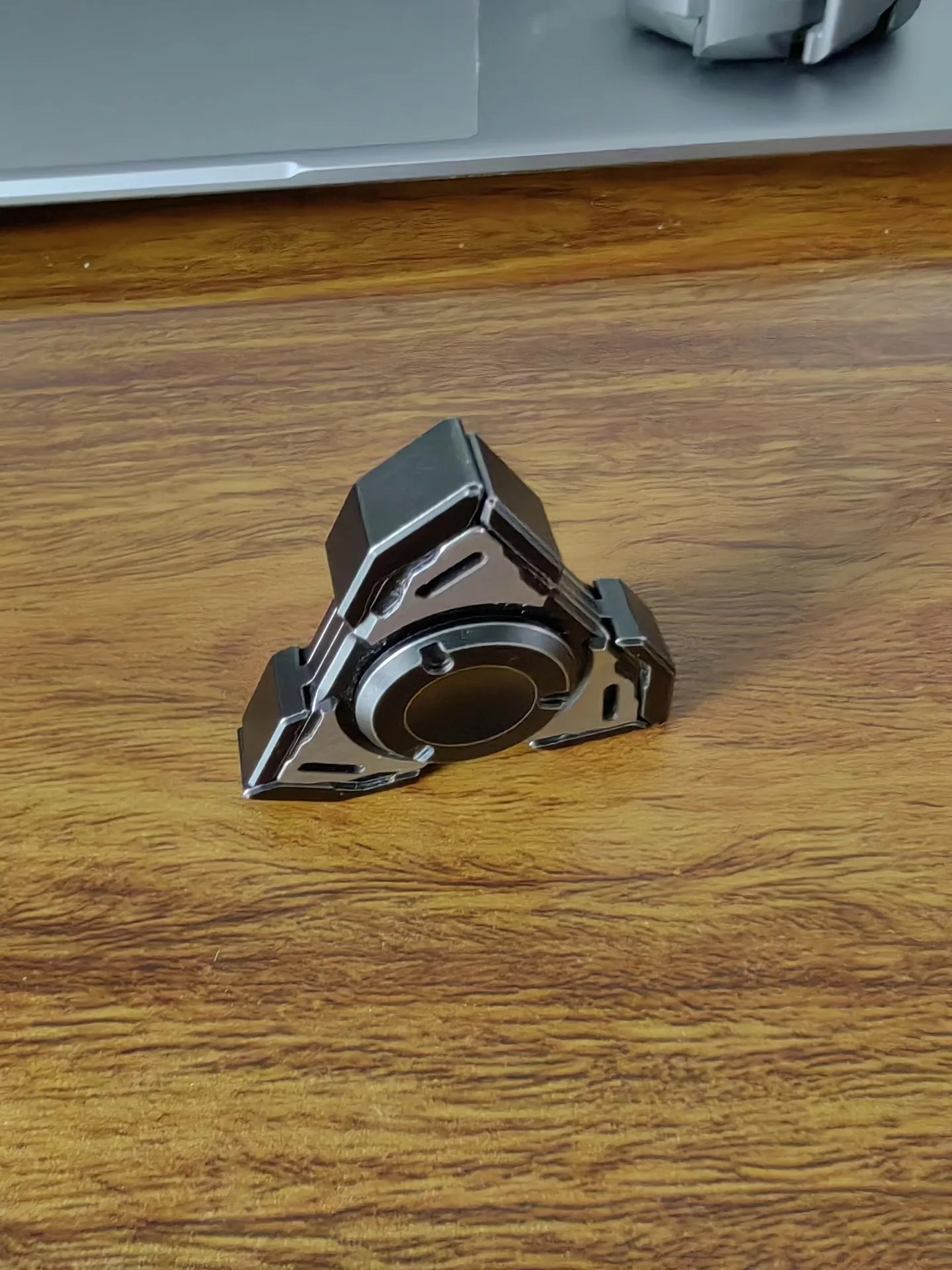 Used EDC To Play Ulezhi Broken Blade Fingertip Gyro, Stainless Steel Material, Panda Color Scheme EDC Decompression Toy