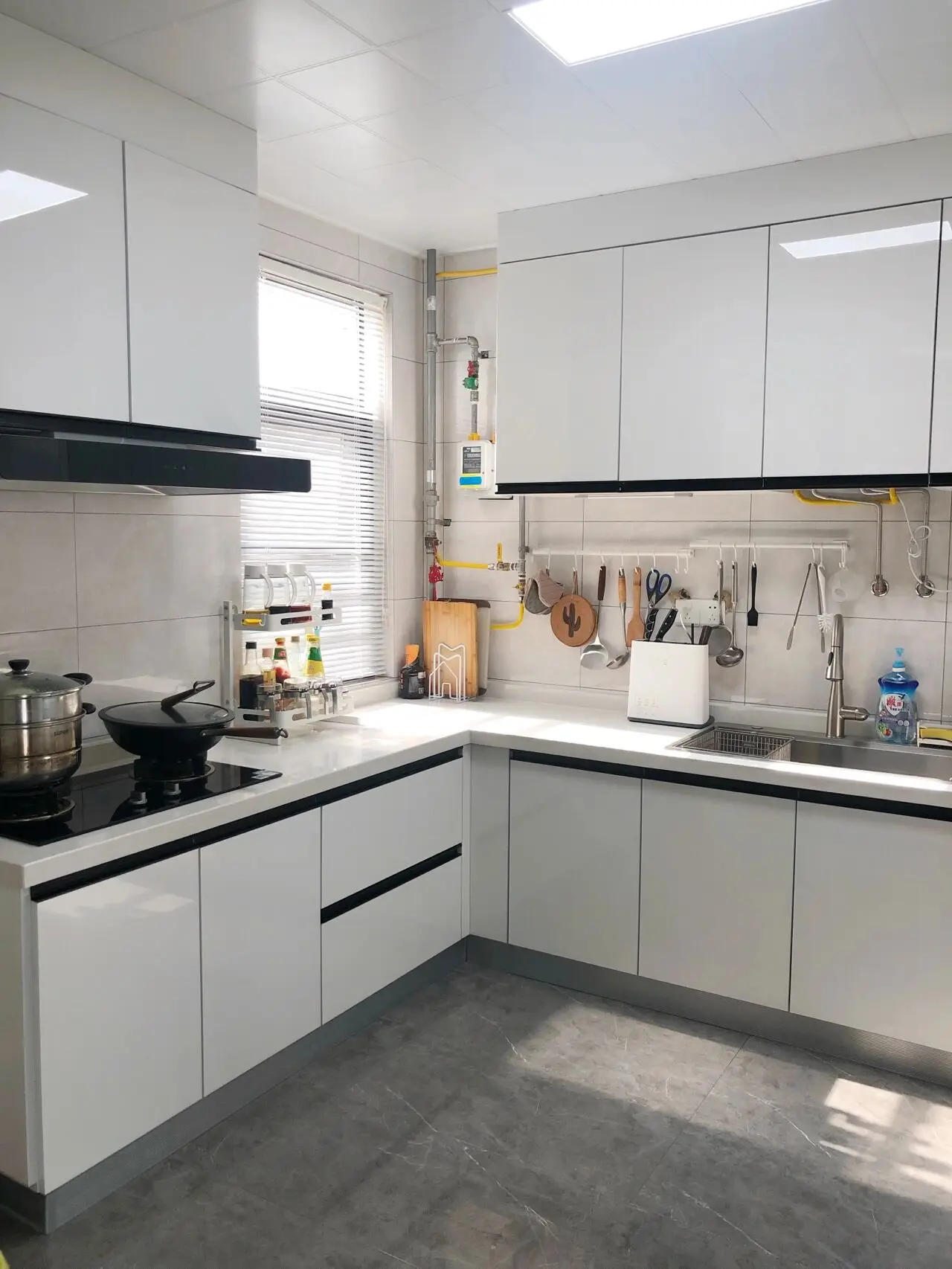 Modern Style Overall Kitchen Cabinets Are Customized, With Chipboard Construction, Glass Doors, Suitable For Apartment Design