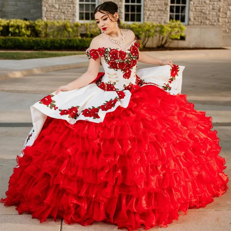 Maßgeschneidertes weißes mit rotem Charro-Quinceanera-Kleid, mexikanisches Abendkleid in Übergröße, Korsett, Organza, abgestufte Rüschen, Vestidos de 15 Jahre