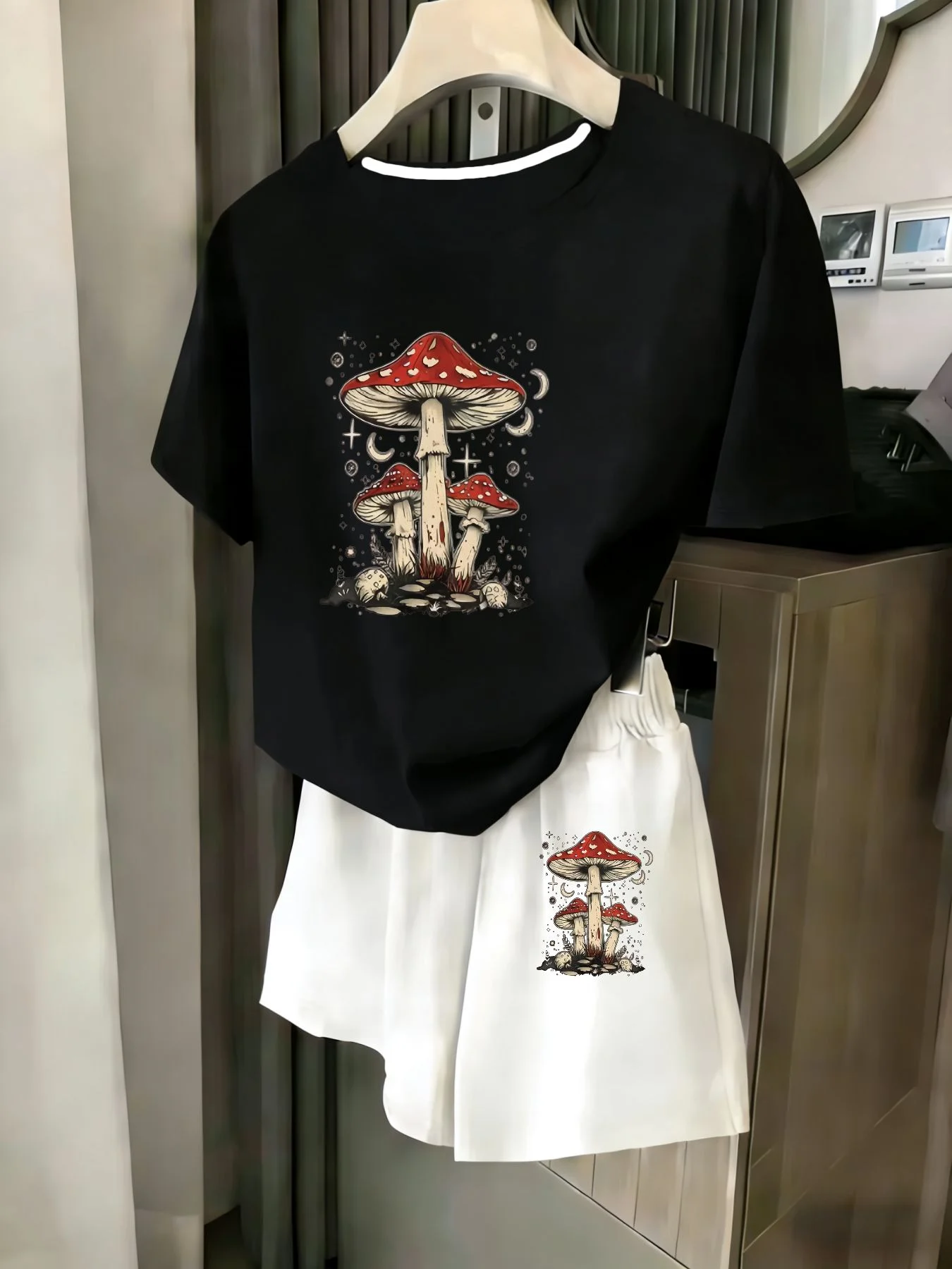 

Женский комплект из 2 предметов, летний комплект для пляжного отдыха, повседневная футболка с круглым вырезом и короткими рукавами, шорты с эластичной резинкой на талии, удобный костюм