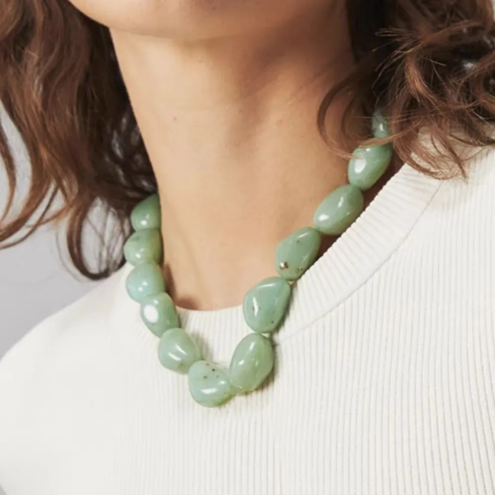 

2025 Autumn Winter New Style Niche Design Green Resin Magnetic Irregular Beads Fashion Exaggerated Temperament Necklace Choker