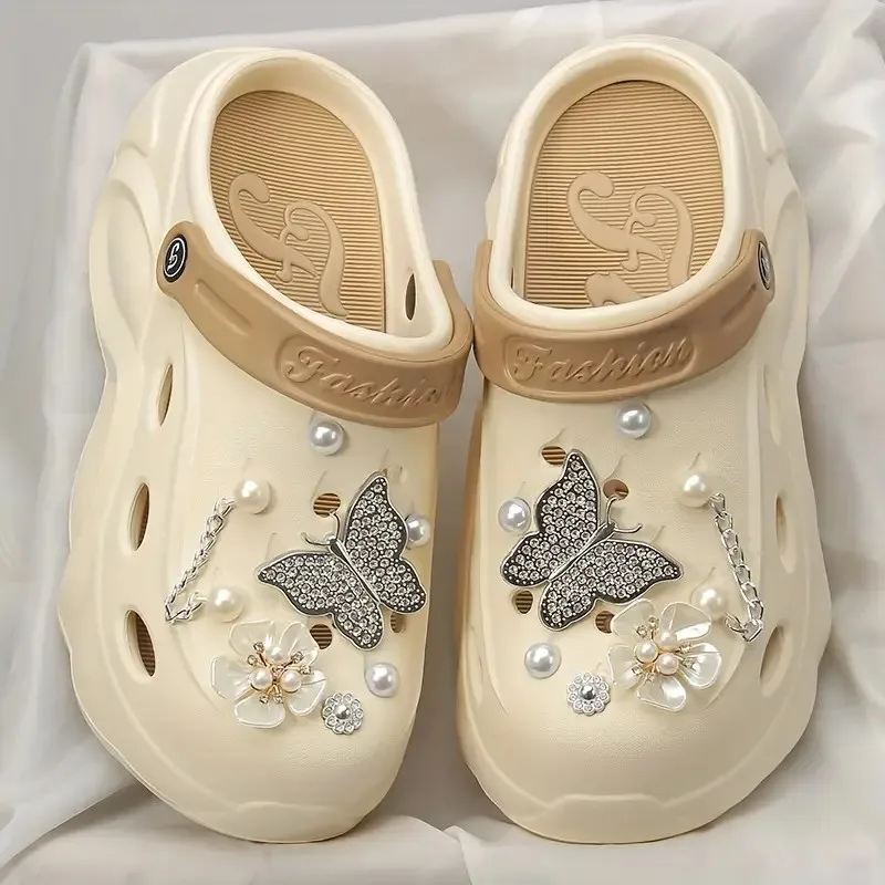 

Серебряные сандалии на платформе с бабочкой для женщин, летние модные сабо с жемчужным декором и цветочным узором, женские пляжные тапочки из ЭВА на толстой подошве