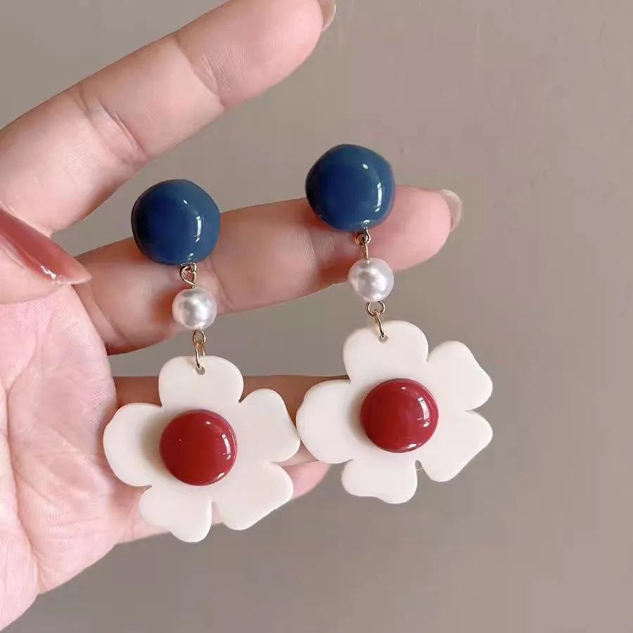 

Hong Kong-Style Retro Earrings for Women: Elegant and Unique Studs and Clips with French-Inspired, Statement-Making Designs