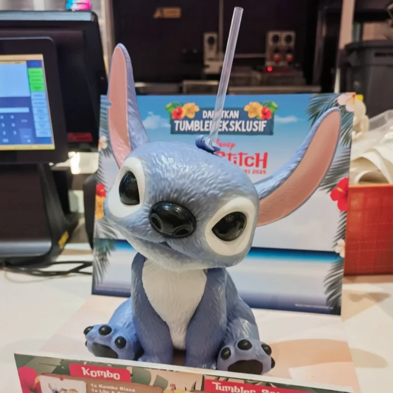Barang Dagangan "Stitch Tersedia Asli (Lilo & Stitch) - Seri Piala Koleksi: Cangkir Jerami Baru & Ember Popcorn"