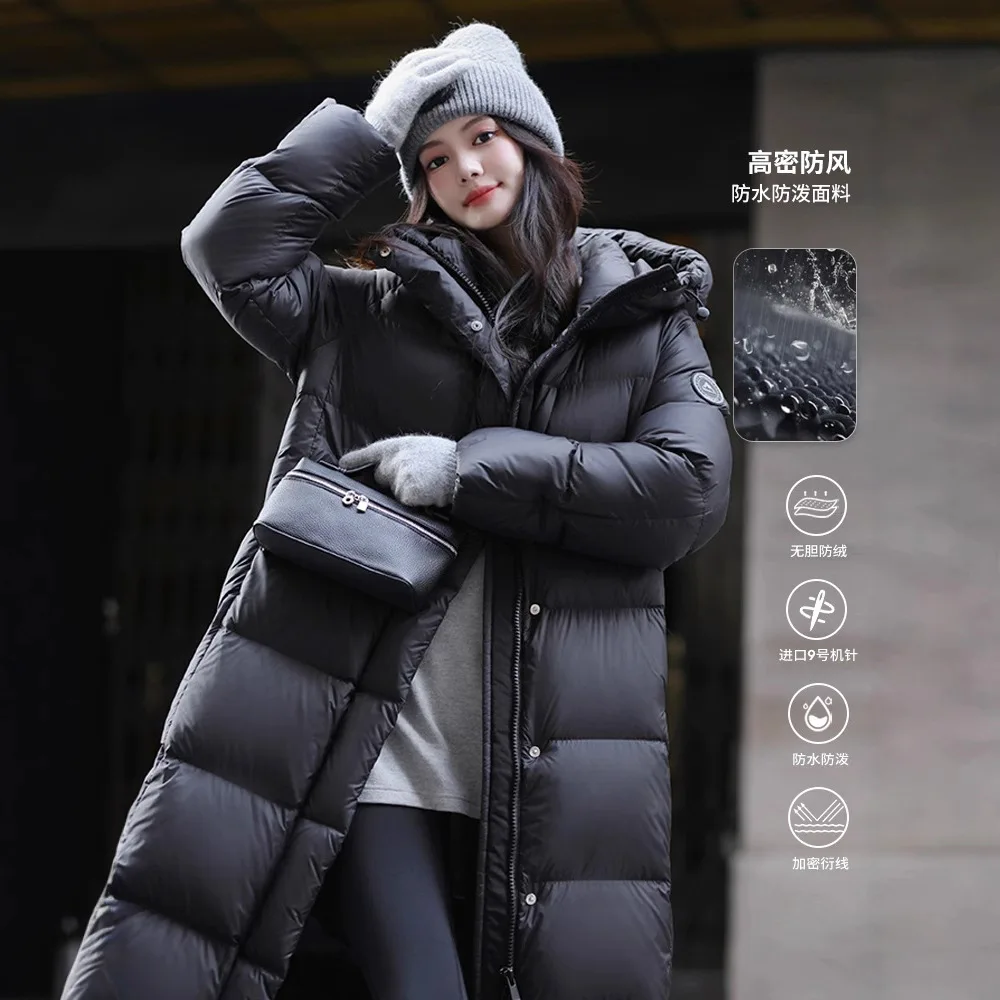 سترة بغطاء للرأس طويلة وقصيرة مقاومة للبرودة للنساء في شتاء 2025، طراز جديد عصري مع حزام ذراع سميك وأبيض