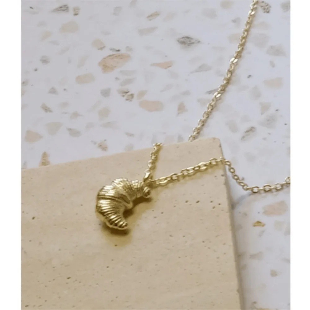 Originality Copper Croissant Shape Necklace Geometric Shape Gold Color Chain Friendship Pendent Choker