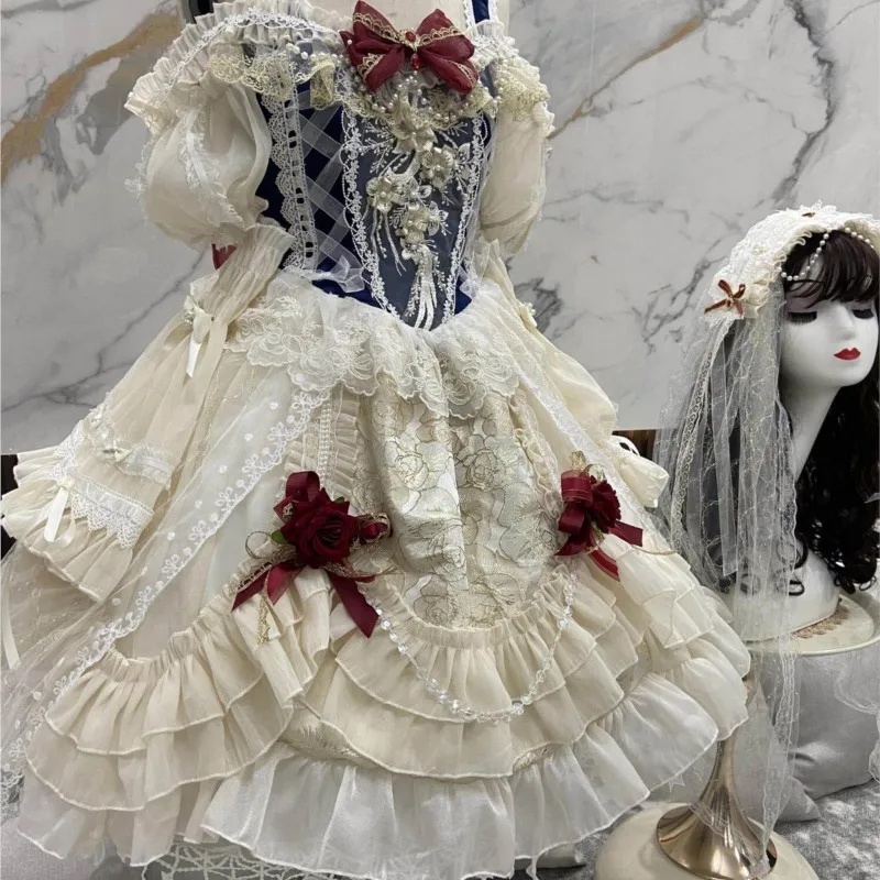 

The White Snow Princess's off-the-shoulder short-sleeved wedding dress is elegant and exquisite