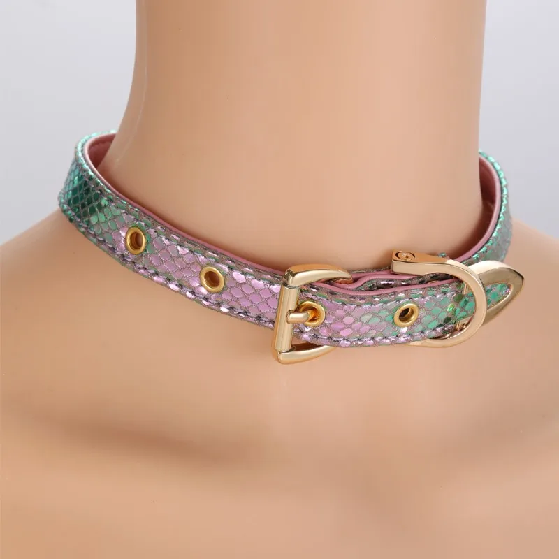 مقترن بياقة جلدية على طراز الملهى الليلي وحزام مثير للاهتمام، هذا الياقة المتناثرة البسيطة مناسبة للارتداء اليومي