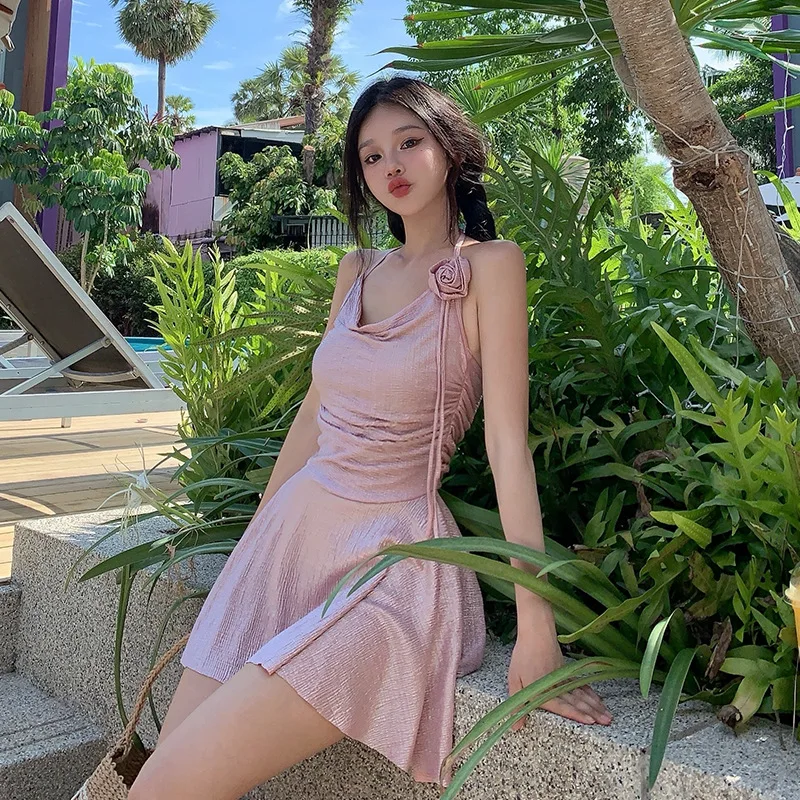 

Корейское цельное сверкающее розовое платье для плавания. Милый и сексуальный купальник с лямкой на шее, рюшами и открытой спиной для горячих источников.