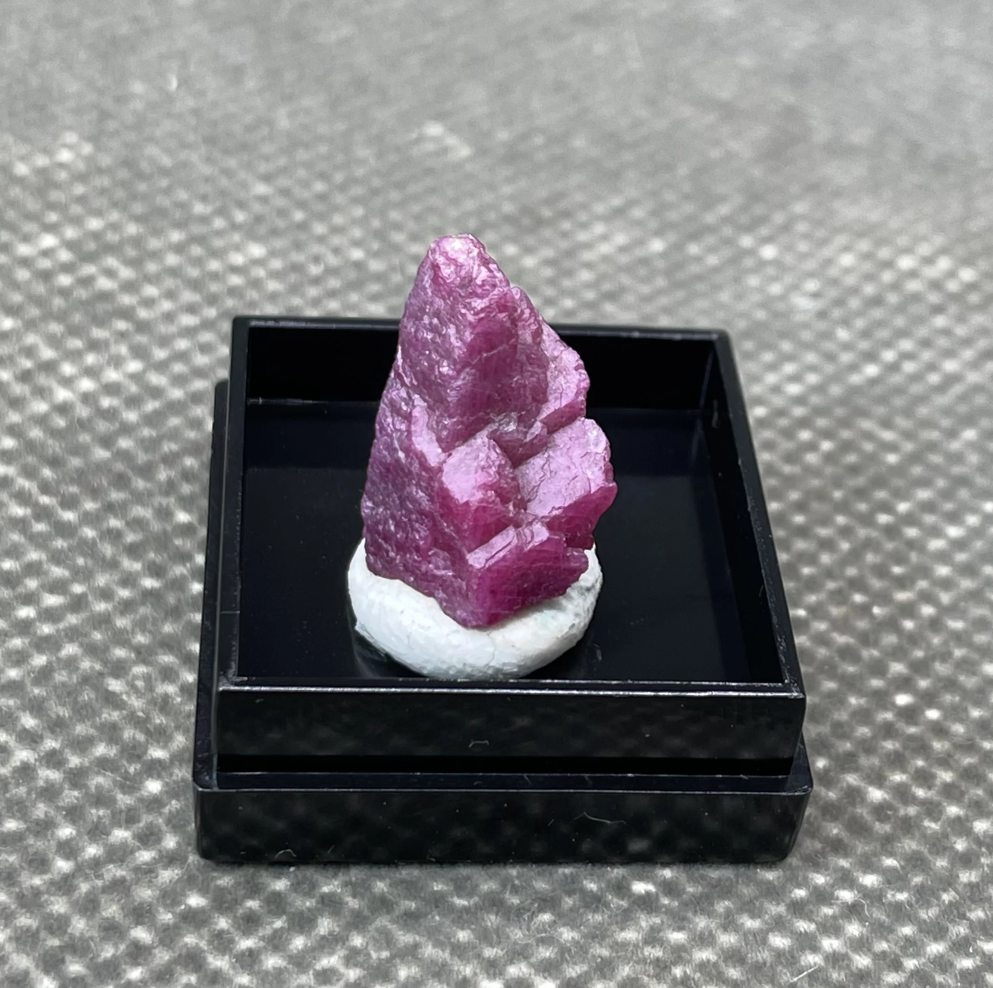 NEW! BEST! 100% natural Myanmar Fluorescent Ruby rough mineral stones and crystals healing crystals quartz (box size 2.6cm)