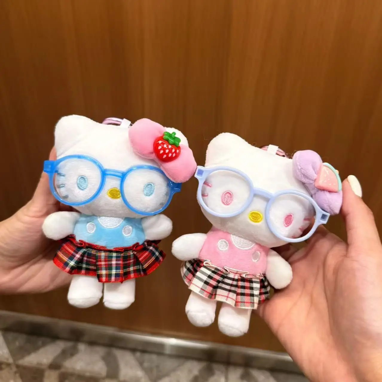Nuevo Original Hello Kitty Kawaii gafas serie juguete de peluche mochila colgante regalo de cumpleaños juguetes de moda dibujos animados de Anime para niñas