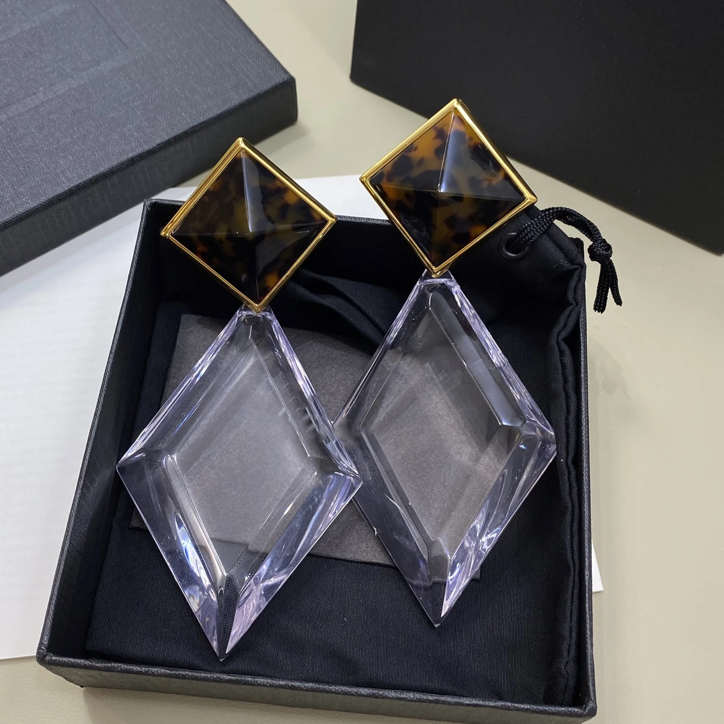 Europe Luxury Designer Top Quality Resin Geometric Crystal Pendant Earrings Ear Clip Woman Party Fashion Jewelry