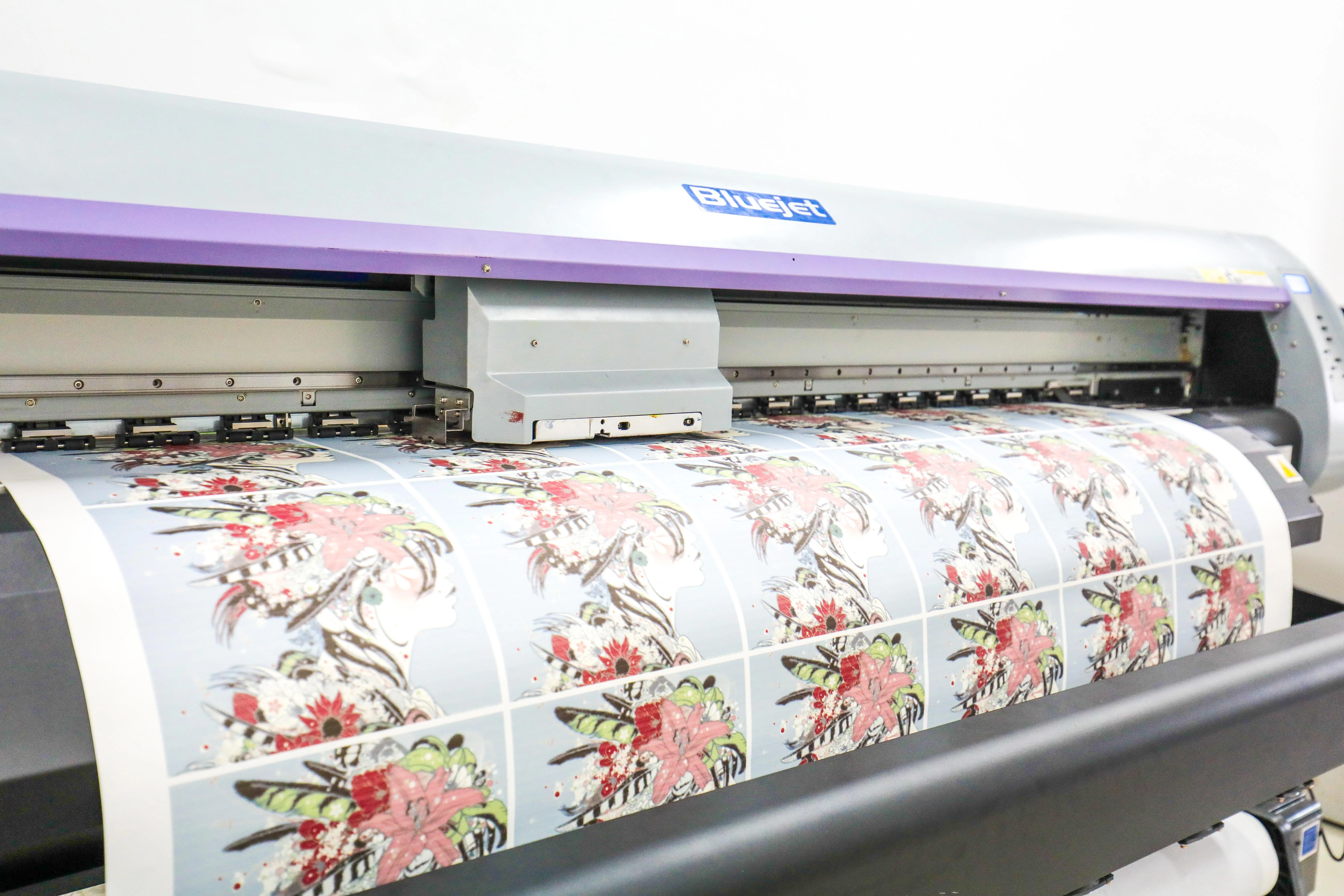 لفة ورق التسامي الجاف الفوري 100 Gsm 64 بوصة × 200 متر قدم تجفيف سريع متوافق مع الطابعة النافثة للحبر