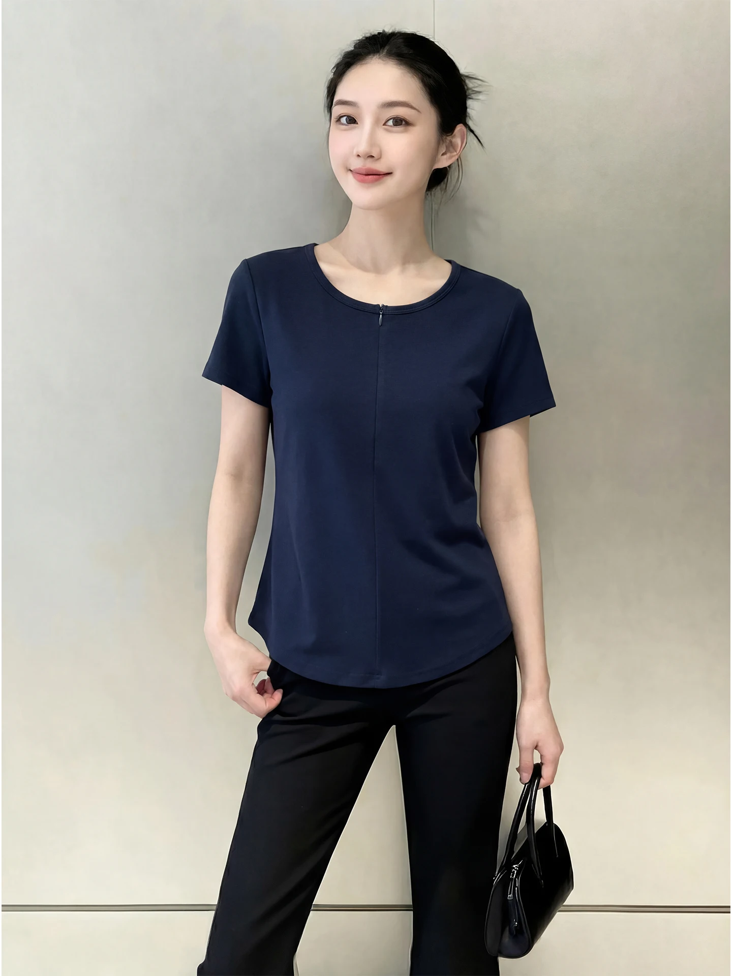 

Весна 2026: Новинка! Элегантный синий топ с V-образным вырезом и коротким рукавом, приталенный крой, большие размеры, уникальный дизайн.