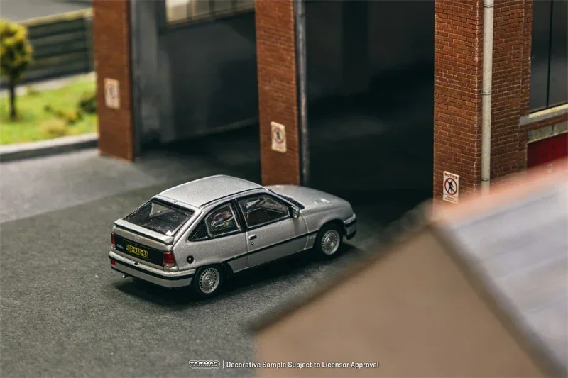 Tarmac funziona in scala 1:64 Opel Kadett GSi modello pressofuso in argento