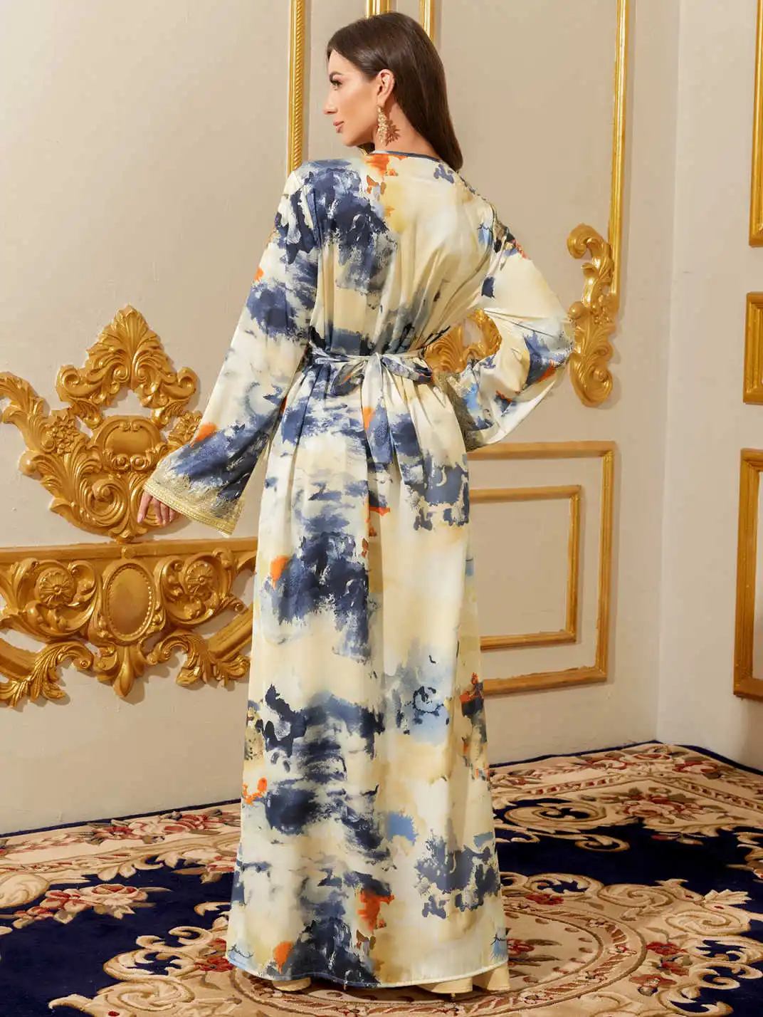 Elegante maxi-jurk met lange mouwen, lichtgouden borduurwerk, traditionele moslimkaftan met V-hals