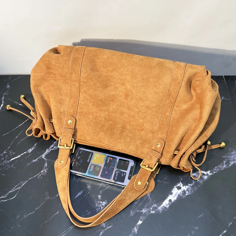 حقائب نسائية فاخرة بتصميم وسادة من جلد الغزال الصناعي بتصميم عتيق لعام 2026، حقيبة يد ومحفظة جديدة من البولي يوريثان مزينة بمسامير مطوية ومقبض علوي وحقيبة كتف تحت الإبط جودة عالية ًالشحن مجانا وصول الشحن السريع