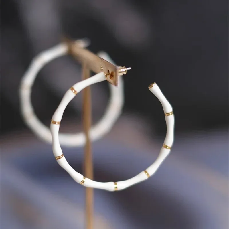 2026 New Japanese and Korean Exaggerated Fashion Attending Banquet Accessories, White Design Sense, Circle Large Circle Earrings