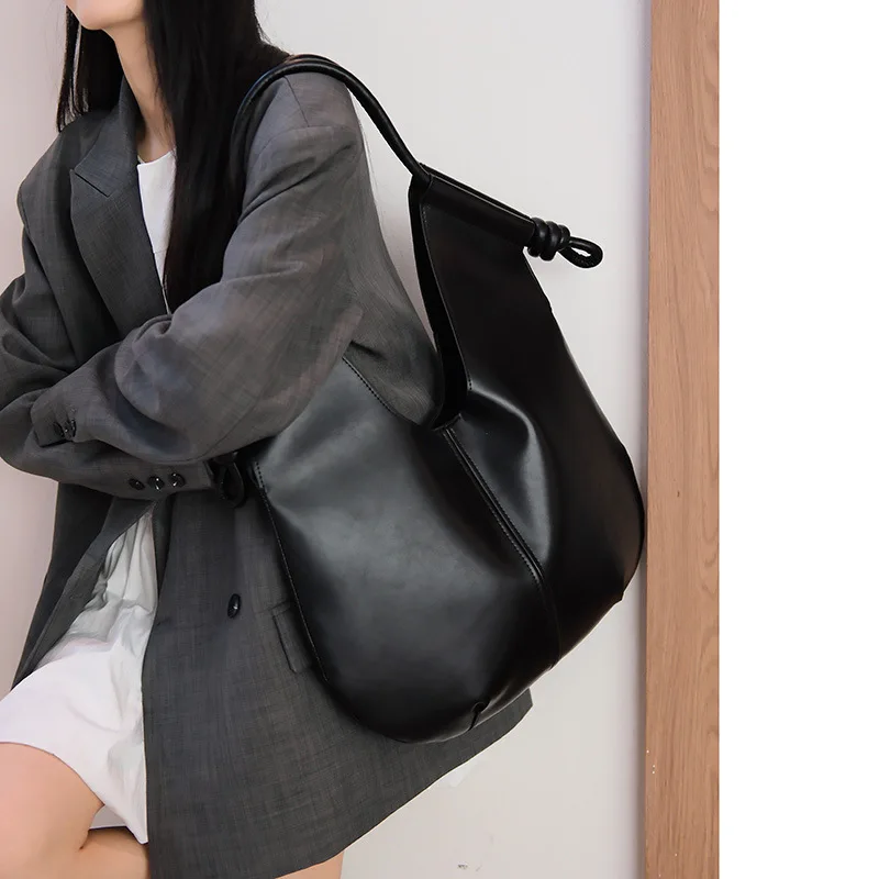 

Urban Minimalist Style Shoulder Bag with Bucket Shaped Niche Design Underarm Bag Minimalist Solid Color Tote Bag