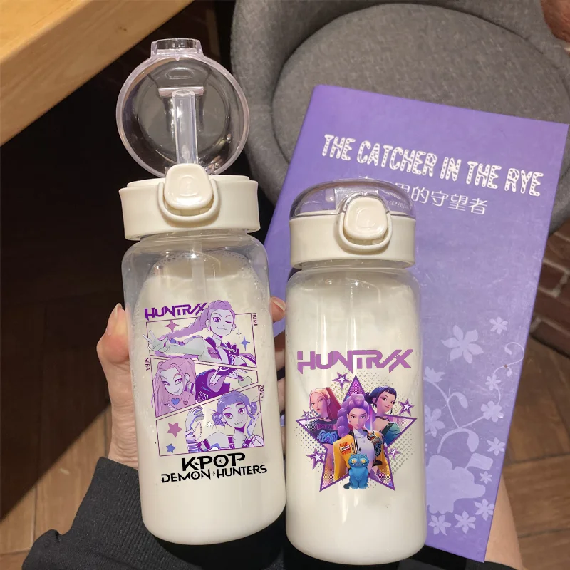 

KPop кувшин для охотков на демонов, простая портативная пластиковая кружка, креативные мультяшные бутылки для воды, студенческий спортивный чайник большой емкости, подарок для детей