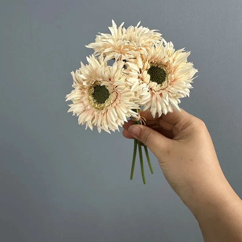 10 Stück Simulierte Gerbera-Bündel Seiden-Kunstblumen Hotel-Dekoration Rote Gebürstete Chrysanthemen Künstliche Blumen für Hallendekoration – Detail 5