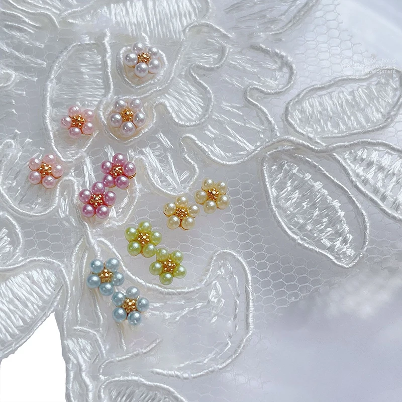 20 Stück Mini-Blumen für Frühlings- und Sommernägel, elegante Perlen-Blumen-Charms für Nagelkunst, kleine Legierungs-Blütenblatt-Charms mit Perlen