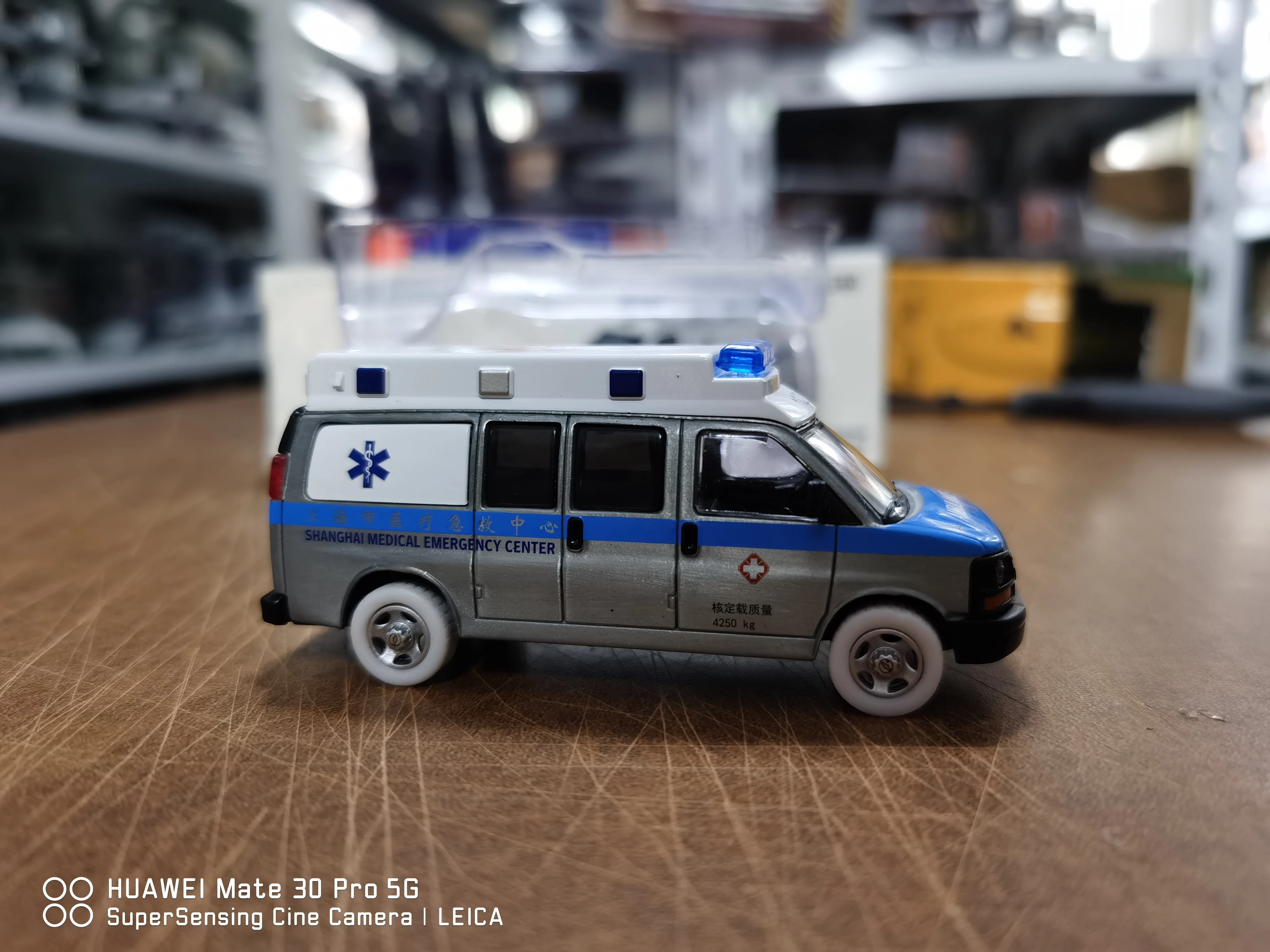 596 Model 1:64 Shanghai medical ambulance 120 ambulances Collection die cast alloy car model decoration gift