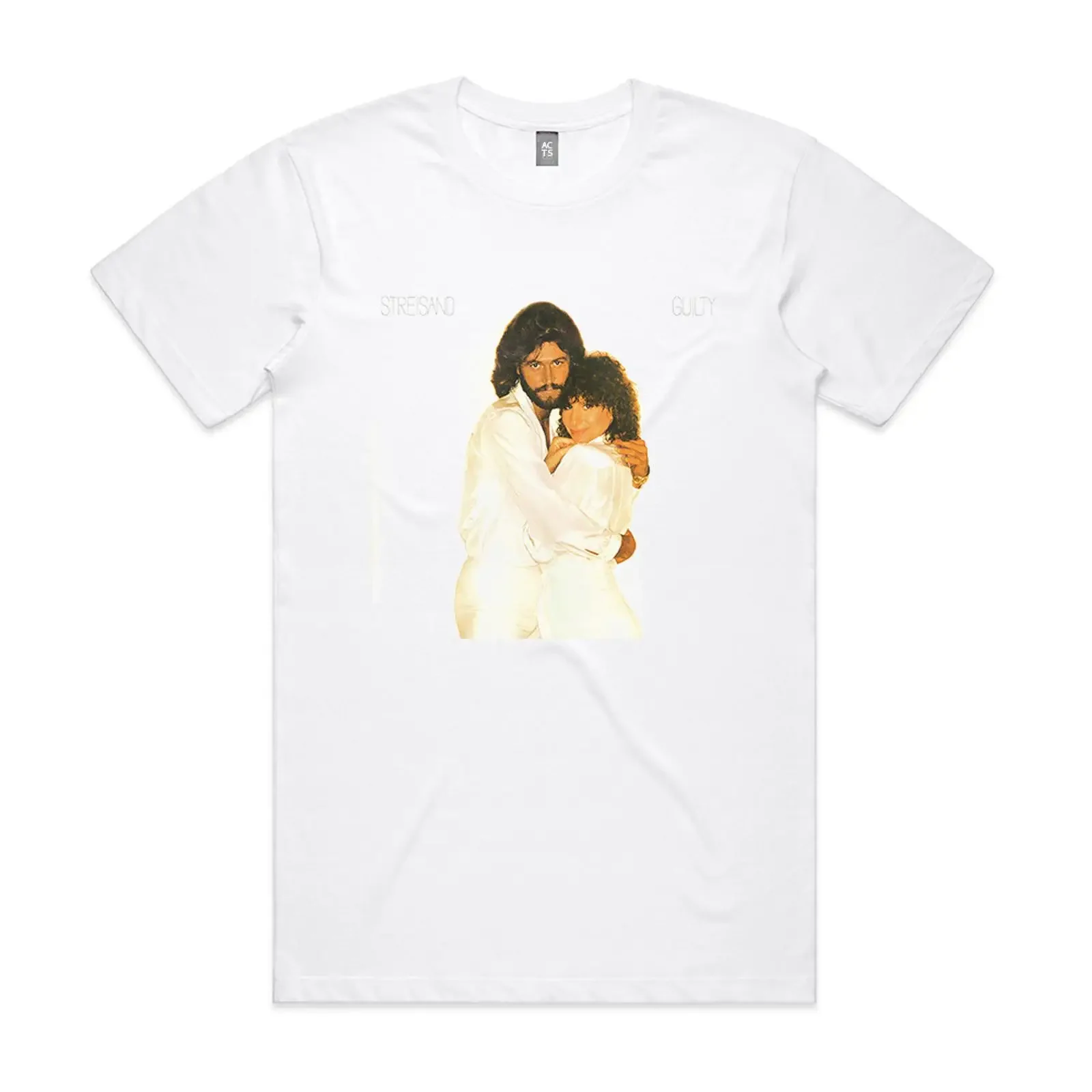 Camiseta com capa do álbum Guilty de Barbra Streisand e Barry Gibb, branca, vintage, lavada, respirável, com estampa gráfica, macia.