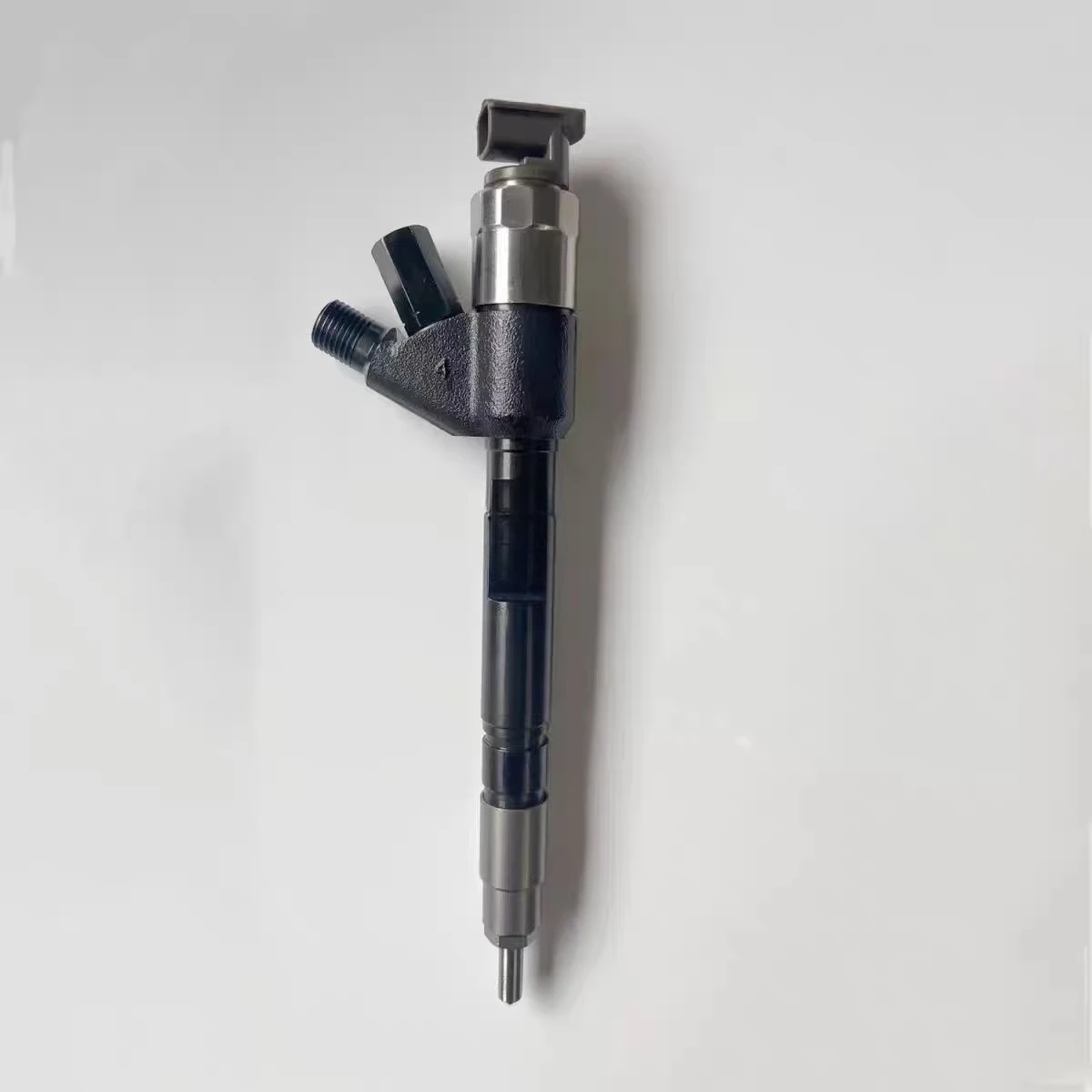 For Shangchais D6114 engine National three countries four countries five electric nozzle assembly 095000-6791 for XCMGs crane