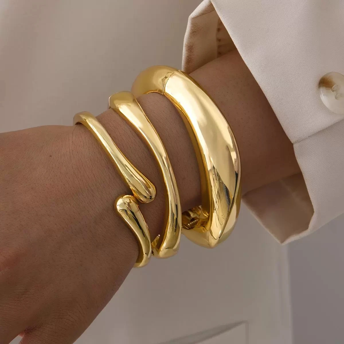 Minimalistisches, goldfarbenes, klobiges Armreif-Design für Damen, modisch, elegant, wasserdicht, offenes Armband, Retro-Schmuckaccessoire. – Detail 2